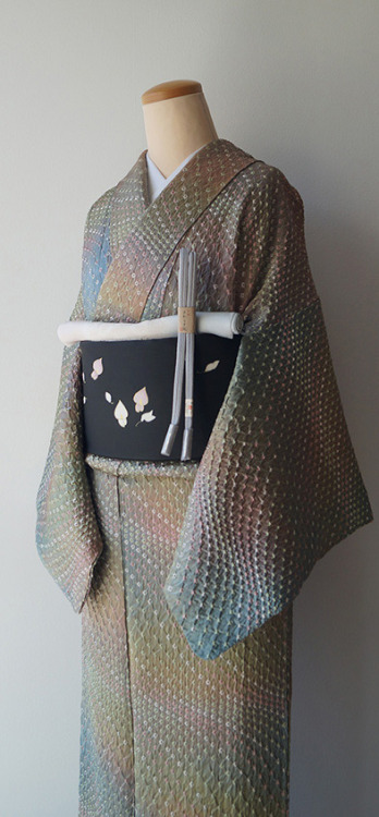 Mesmerizing iridescent like bokashi (gradation) shibori kimono, paired with a delicate fuji (wisteri