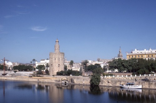 Quai en el río Guadalquivir con la torre de oro y la Giralda en la distancia, Sevilla, 1977.