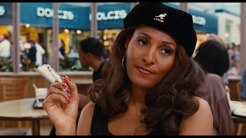 tasiaateyourbaby: Women telling a story Tarantino-style, cigarette in hand. [He was either the write