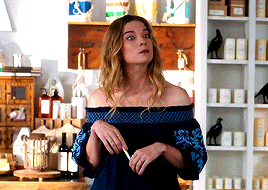 zoewashburne:phoebesbridgers:Alexis Hands™ (part two)#annie murphy is a genius