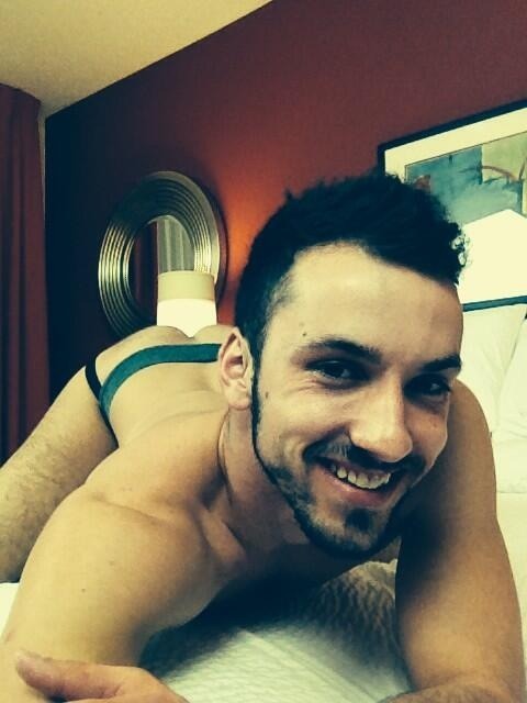 guyswhoshouldbeunderwearmodels:  “@AidenWoodsX: Bottoms up”