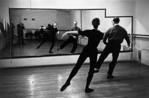 miss-vanilla: David Seymour - Audrey Hepburn during ballet rehearsal for the film “Funny Face”, Pari