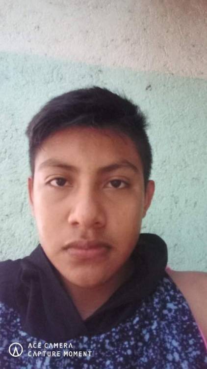 autentiko:  Carlitos Mexicano 18 añitos muy buena tula le gusta mistrarxe a cual kiera!!