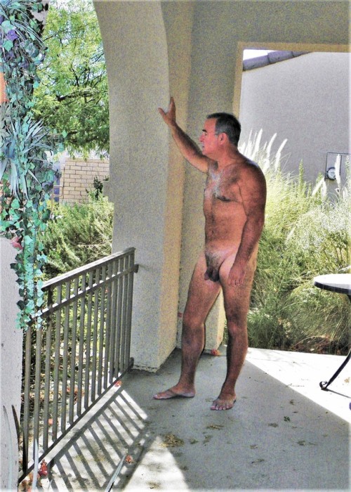 friend-of-the-naked-male:  Naked on my front porch, pretty daring for me.