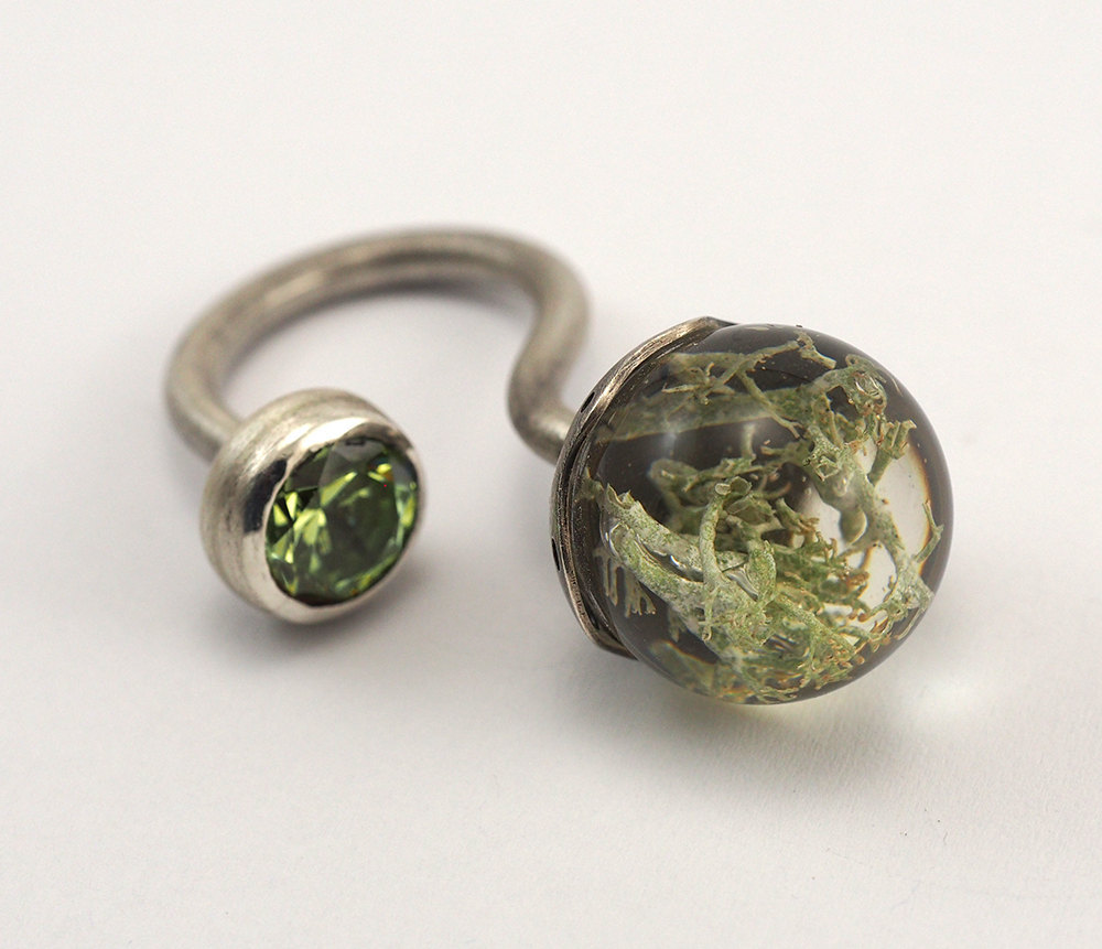 culturenlifestyle:Art Nouveau Rings with Encapsulated Flowers and Resin by Sylwia