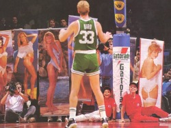 newalbionsports:  The Clippers trying to distract Larry Bird at the free throw line, 1989