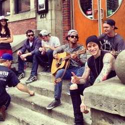 machinegunkelly-laceup:  Had an acoustic MGK jam session today with the Detroit fans 