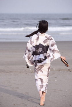 thekimonogallery:  At the beach.  Japan 
