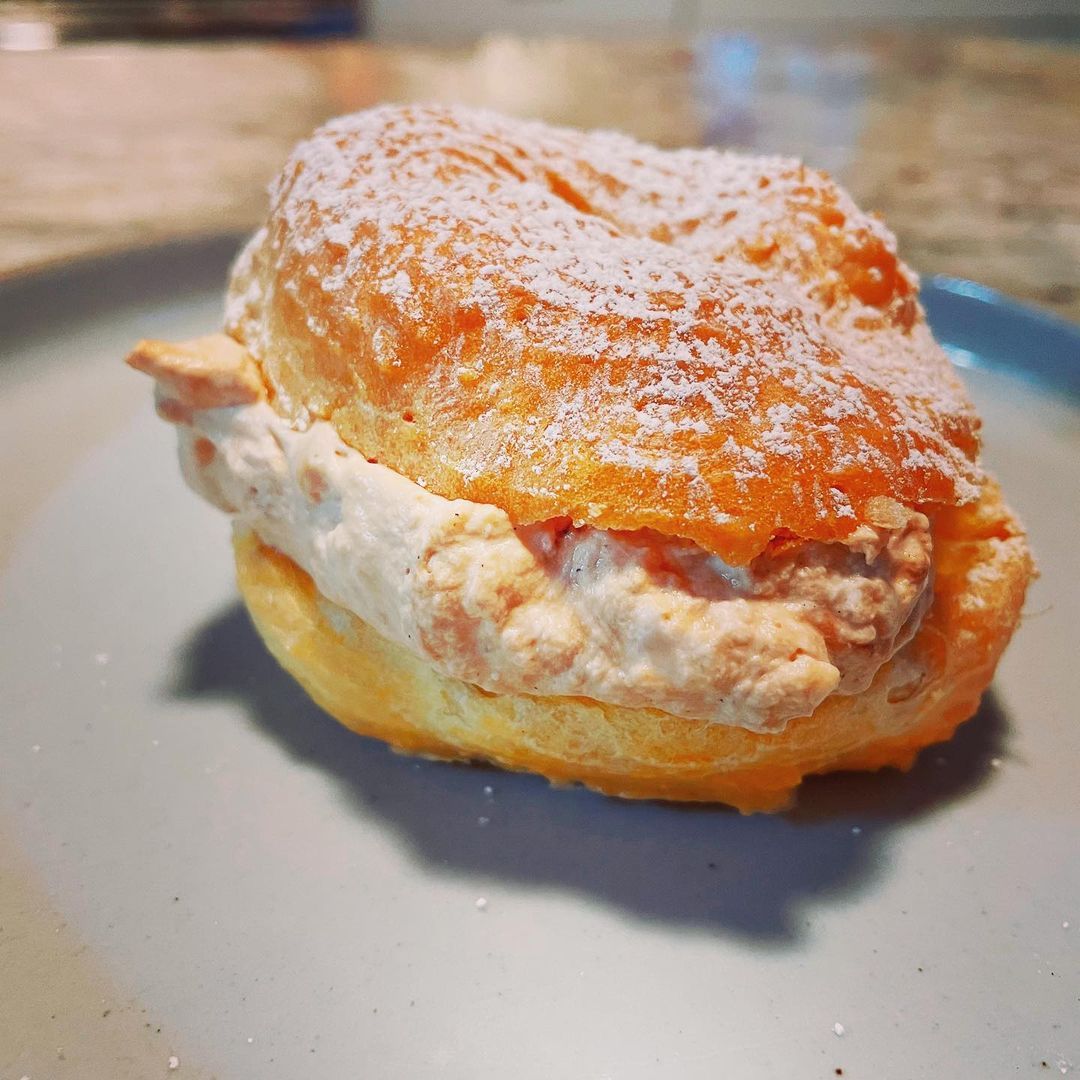 Coffee Cream Puff 💓 Good morning! 🌞 Here’s a wonderful little breakfast treat for you all the way from Romania!
Make a choux pastry (you may, like me, need assistance from your partner in really whisking the dough until shiny lol) and pipe onto a...