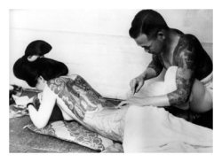 smokeandcitrine:  Japanese geisha being tattooed