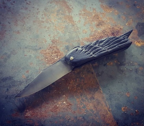 lucius-sonyx:karcas0110:fab-bladesmith:Raven FolderHigh Carbon steel blade, hand-carved ebonized oak handle. @lucius-sonyx BIRD KNIFE BIRD KNIFE BIRD KNIFE 