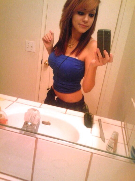 shaymich:  Girlfriend revealing her sexy body 