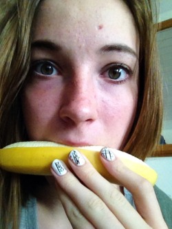 cute-pubes:  maboukes:  I eat bananas like