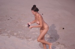 nudeamateurbeach:  Amateur beach voyeur exposing