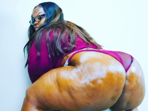 trustnone-loner: bigbuttsthickhipsnthighs:Mega butt @not-my-equal