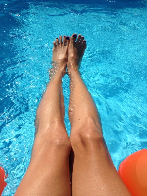 hippie-feet: Pool chillin’