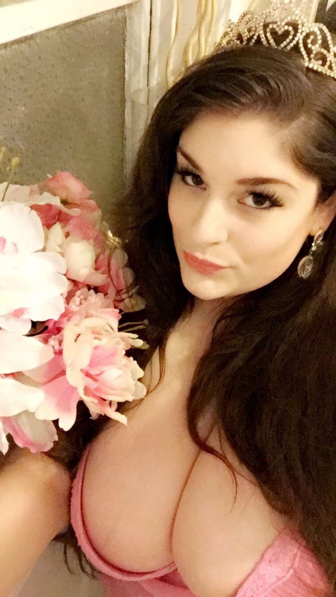 molotowcocktease:  More princess vibes on my Snapchat  UNSKINNYSHERO 