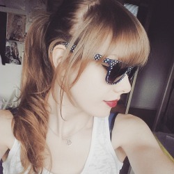 taylorswift:  descendintoinsanity:  taylortreasures:  since it’s been said that ray bans (cough, cheap sunglasses in my case) and red lips turn a person into Taylor I decided to give it a try  Are you trying to tell me that that isn’t Taylor Swift?