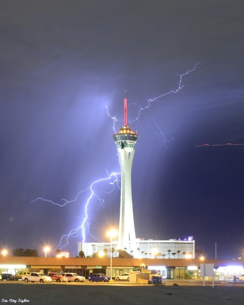 I’m sure everyone that lives here in Vegas knows we had one hell of a lightning storm blow through the west side last night. I was taking the dog for her walk when I saw the lightning off to the west. Just as we got back to the house a real big