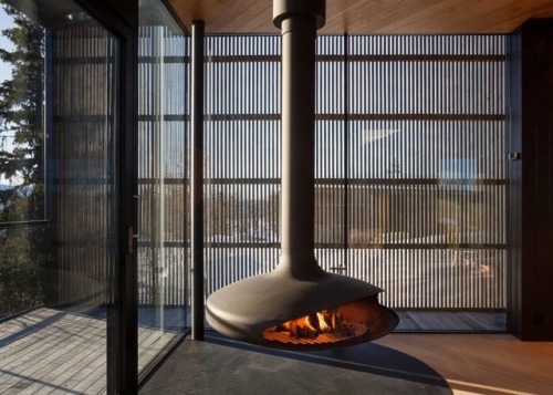 goodwoodwould: Good wood - Pine louvres cover the glazed sides of this beautiful cabin by Oslo studi