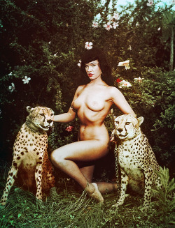 vintagegal:  Bettie Page photographed by