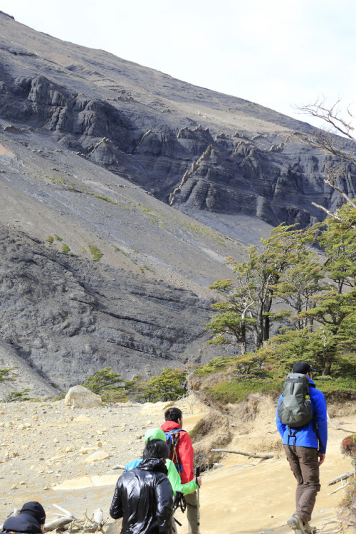 geologicaltravels:2016: Miocene dyking in late Cretaceous flysch deposits of Torres Del Paine NP in 