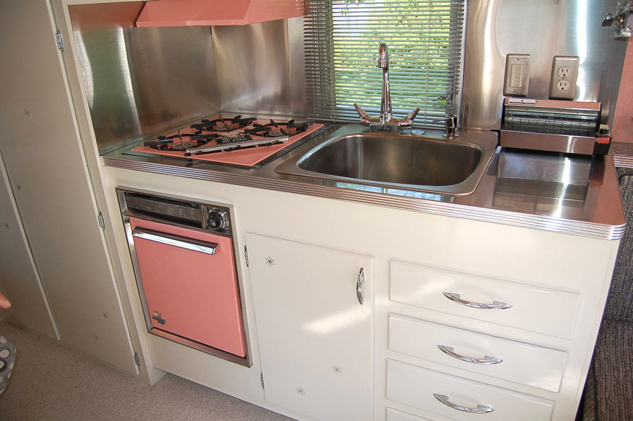 bigcheese327:  midcenturymodernfreak:  1961 Holiday House Trailer Looking for a