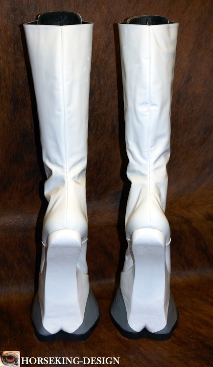 dollmakergeneral: horseking-design: Knee high pony boots for a Rapidash character. With TrottersGrip