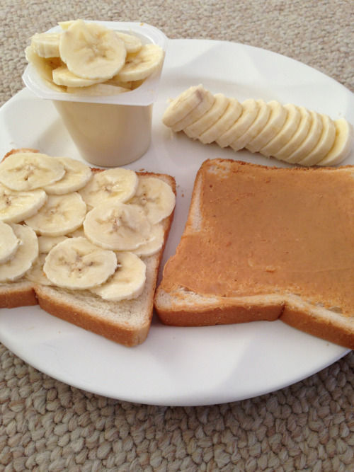 Recovery lunch! Peanut butter and banana sandwich, banana slices, and vanilla pudding &lt;3