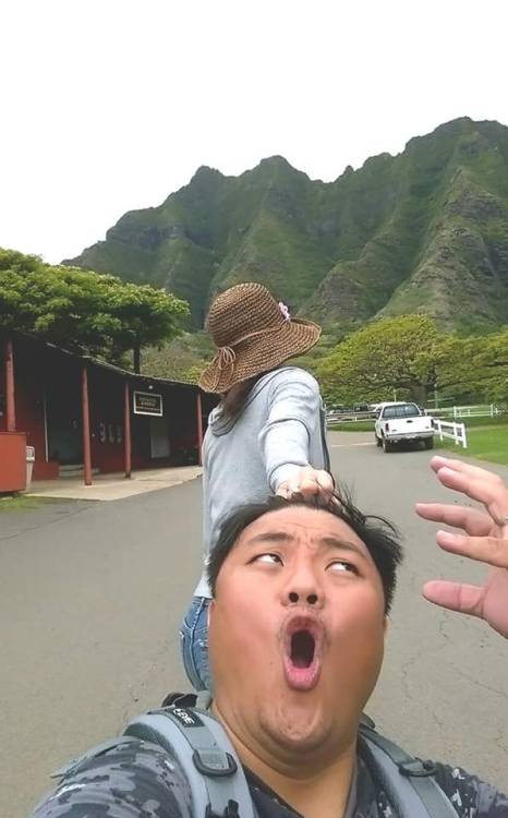 mymodernmet:Taiwanese Couple Puts a Hilarious Twist on Famous “Follow Me” Travel Photos