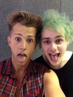 moonschild-deactivated20180327:  @TheVampsJames: Met this little rascal. @Michael5SOS ❤️ 