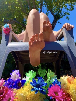 kellystoesies:Would you worship my feet as I sit on my throne? 😉 