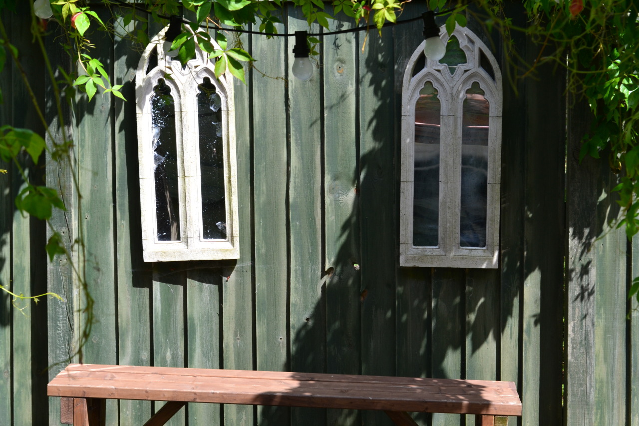 treesenpai:  I found this sturdy bench outside the pottery workshop and I sat here