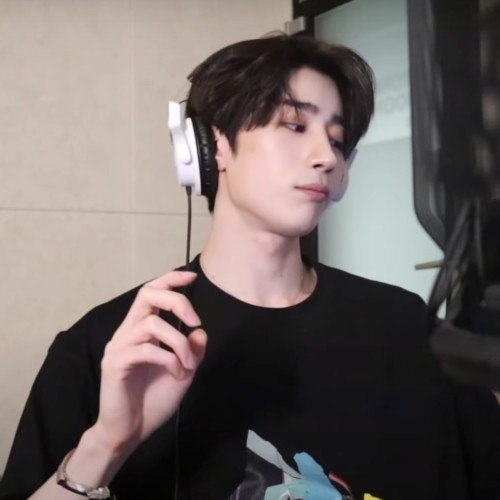 Seungwoo As Snoopy For/thanks To @seungssik