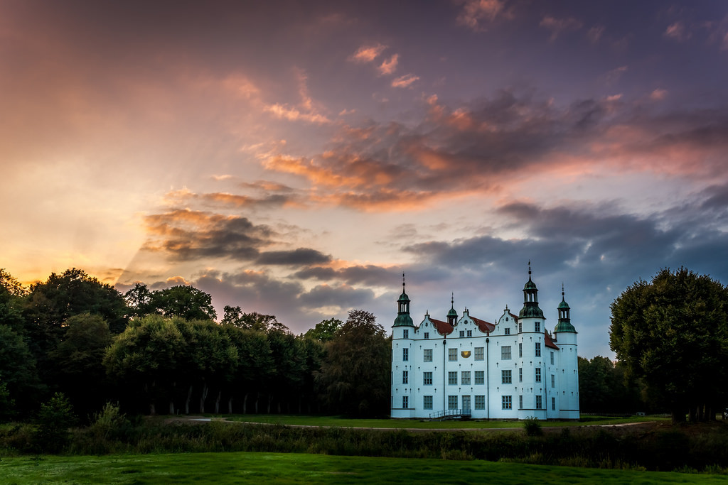 allthingseurope: Schloss Ahrensburg. Germany (by Sven Seefeldt) / http://picstreet.fr