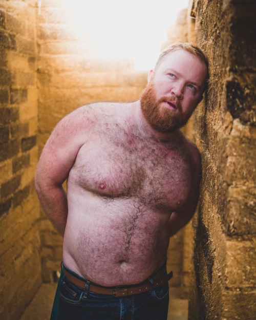 gwsgingerface:

#tummytuesday let it hang and jiggle right now! 🐻🤲 (photo by @manchesterportraits somehow a straight man captured me at my beariest and sweatiest 🙌) 😂😂 