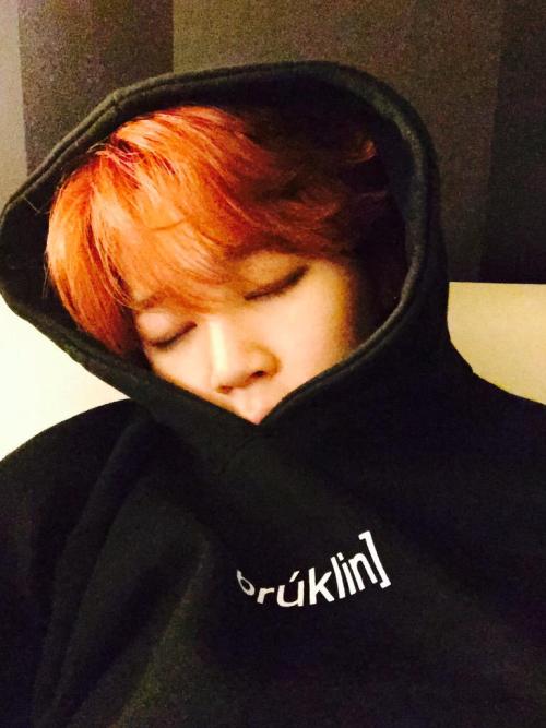 bts-trans: 150711 Jimin’s Tweet 지민이 이러고 잠 t.co/MHvvRmdIYoJimin fell asleep like this. T