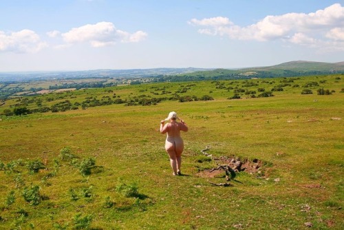 So yesterday we took advantage of this beautiful weather and went to our local moors. On the spur of