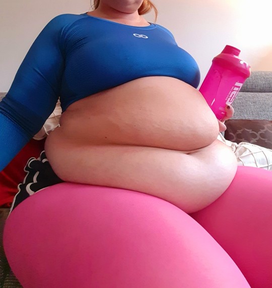 XXX hotsummerfatty-reloaded:Not only my belly photo