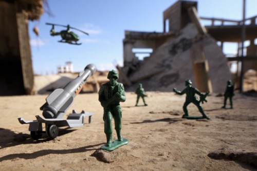 humorsinsentido:  La guerra a través de los juguetes  Miren la noticia completa y el porque de las  fotos  http://www.elrincondeimo.com/2013/12/la-guerra-traves-de-los-juguetes.html 
