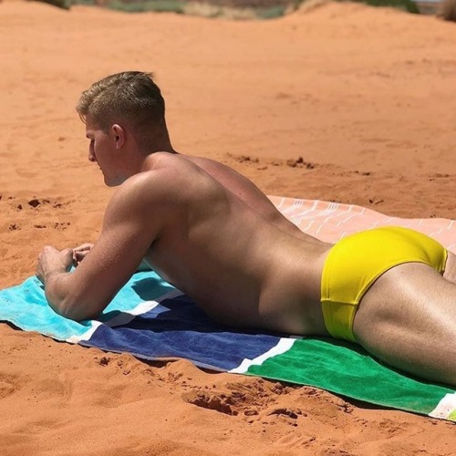 #Aronikmate of the day: @cj.mcintyre! Catching the rays in #Aronik yellow!
