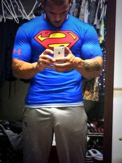 doyoulovemymen:  Clark Kent bulging 