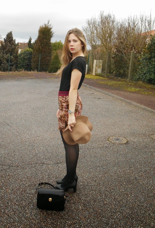 tightsobsession:  La Minute Mode. Via Bows & Girls.