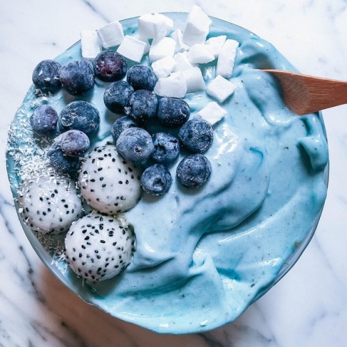 Ocean-inspired Smoothie Bowl with my freckled trio  frozen bluebs and dehydrated coconut cubes. For 
