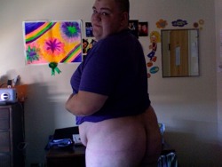 imhereforthemen:  booty and a purple shirt