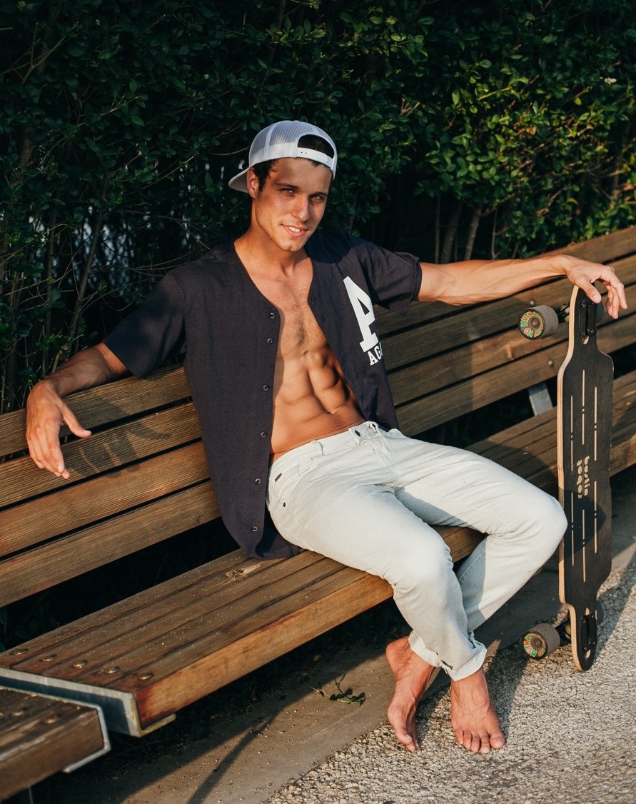 barefoot-rats:  Cody Calafiore (13-diciembre-1990) 