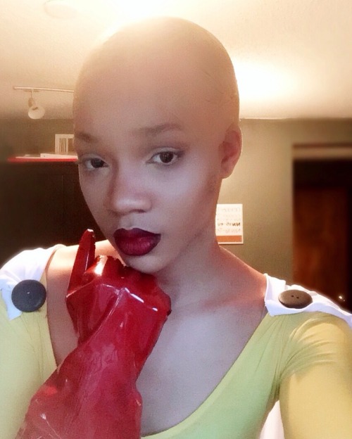 cosplayingwhileblack:  Character: Saitama  Series: One Punch Man  Cosplayer: https://www.facebook.com/OfficialAsheCosplay/ SUBMISSION   well now~ < |D’‘‘‘‘