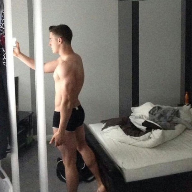 amateurs-gay:  Marco84, Paris, France. Salut, pour commencer j’aimerais vous dire