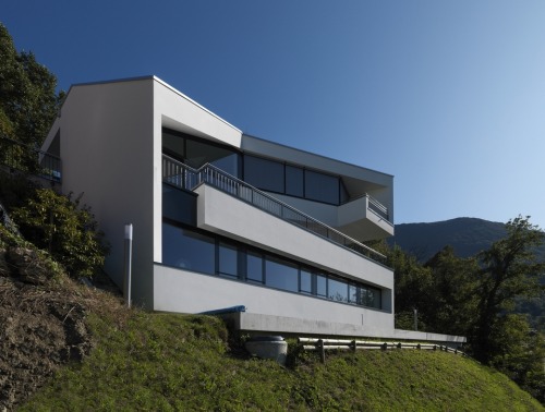 A residence nestled on the Alpine slopes #ArchitectureDesign by Davide Macullo Architects. http://bi