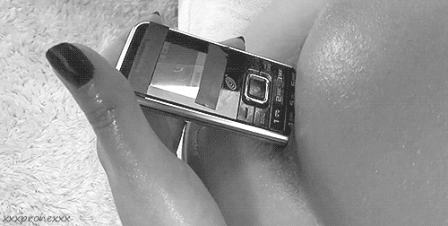 sotightandshiny:  dumbandpretty:  Call me !  That’s where dolly left her phone, duh!